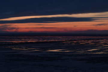 Obraz premium Abend-Nacht-Morgenstimmung an der Nordseeküste, Mond- und Sonnenlicht im Watt