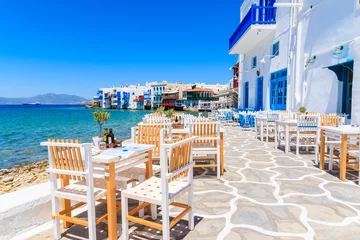 Fototapete Europäische Orte Stühle mit Tischen in typisch griechischer Taverne in Klein-Venedig Teil der Stadt Mykonos, Insel Mykonos, Griechenland