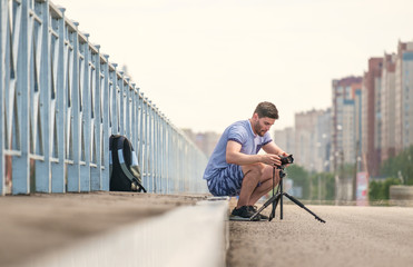 Obraz premium Man with camera on tripod
