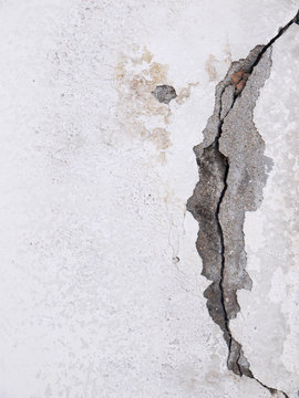 The broken and damage cement wall/crack