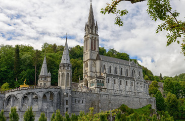 Fototapeta na wymiar view of the basilica of Lourdes in France