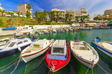 Obraz premium Fishing boat and wharf of Chania in sunny summer day, Crete, Greece