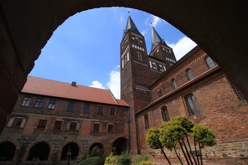 Fototapeta na wymiar Kloster Jerichow / Innenhof mit Amtshaus, Klausur und Klosterkirche im Kloster Jerichow