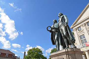 Goethe-Schiller-Denkmal mit Himmel für Texte