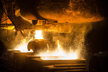 Tank pours the liquid steel in the molds