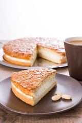Bienenstich Kuchen mit einer Tasse Kaffee
