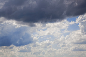 Blauer Himmel mit Wolken