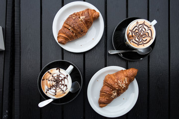 Cappuccini e brioches serviti al bar