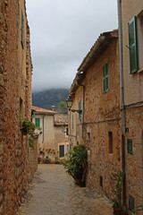 Fototapeta na wymiar Strasse in Valldemossa auf Mallorca