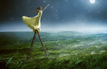 Foto op Canvas Frau greift nach den Sternen © lassedesignen