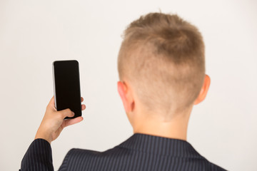 junger Mann hält Tablet Smartphone mit Platz für Text