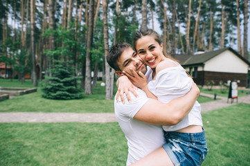 Naklejka premium young couple in love having fun and enjoying the beautiful natur