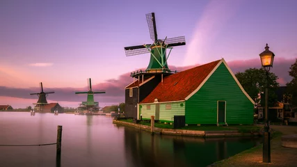 Deurstickers Schemering op de Zaanse Schans, molendorp, vlakbij Amsterdam © tsomchat