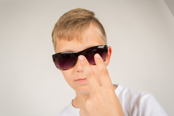 Kleines Kind / Junger Mann hat Spaß mit Brille / Grimasse / Coolness
