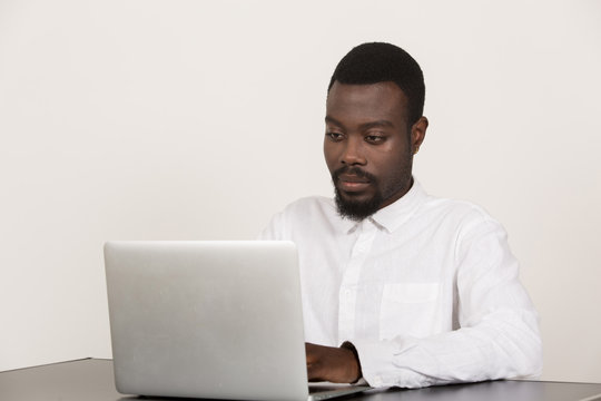 junger Mann sitzt am PC Laptop zeigt Emotionen