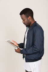 junger Mann hält Tablet PC Computer Smartphone mit Platz für Text