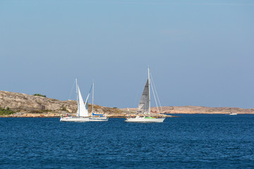 Obraz premium Sailboats at the rocky coastline