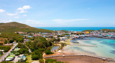 Obraz premium The view of fisherman villages in nature blue sea at Sattahip CHONBURI