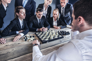 Business people playing chess - obrazy, fototapety, plakaty