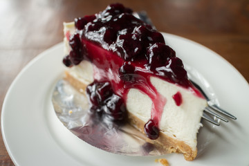 Cake with cream cheese and blueberries