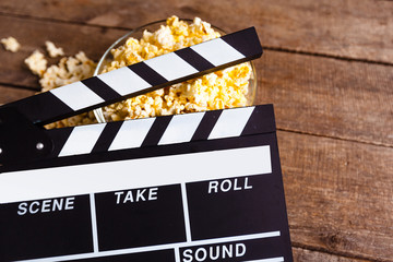 Obraz premium Movie clapper board and pop corn