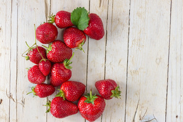 Спелая клубника на деревянном фоне. Здоровое питание.