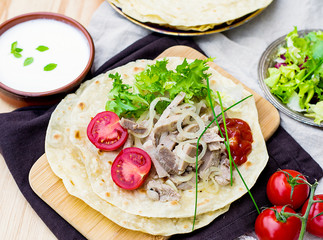 Flatbread with meat, onions, lettuce and tomatoes