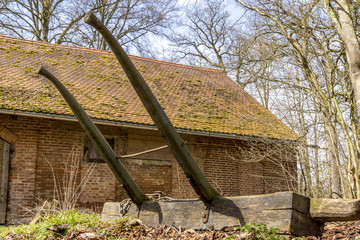Fototapeta na wymiar Verlassener Bauernhof mit Holzgespann
