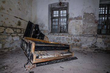 Plakat altes klavier in verfallenem gebaeude