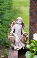 kleiner Engel mit Körbe
