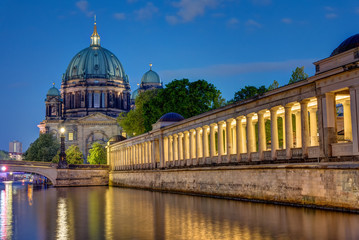 Fototapeta premium Dom i wyspa muzeów w Berlinie nocą