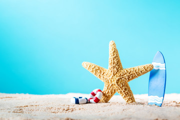 Fototapeta na wymiar Summer theme with starfish and surfboard