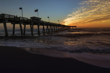 Fototapeta premium People on the pier waiting for sunset