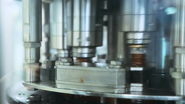 Capping bottles with crown-cork