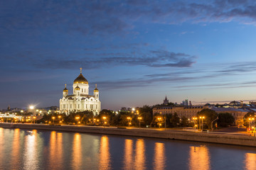 Obraz na płótnie Canvas Cathedral of Christ the Saviour and Moskva River in Moscow at dusk