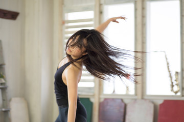 スタジオで練習をする美しい日本人女性ダンサー