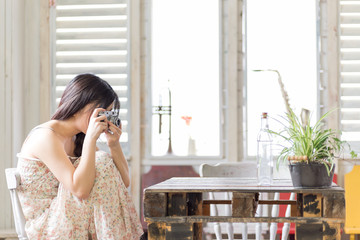 Fototapeta premium 部屋で写真を撮る若く美しい日本人女性