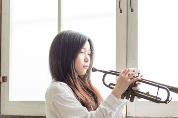 トランペットを練習する美しい日本人女性
