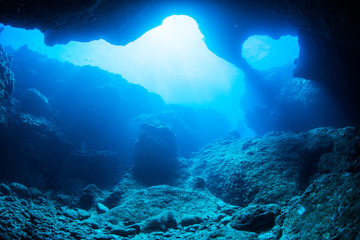 Fototapeta na wymiar Cave diving