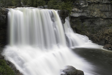 Obraz premium Time exposure of scenic Blackwater Falls in West Virginia. Motion blur for water streaks