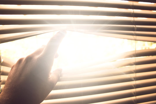 Sonnenlicht kommt durch die Jalousie