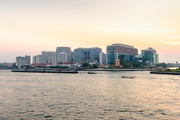 Fototapeta premium Szpital Siriraj nad rzeką Menam