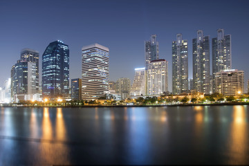 Obraz na płótnie Canvas cityscape at night city background