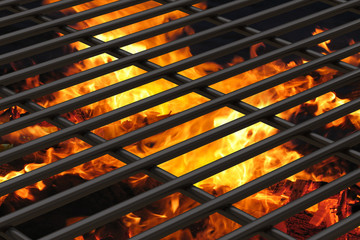 Feuer im Grill angefacht. Sicht von Grillrost unterbrochen.