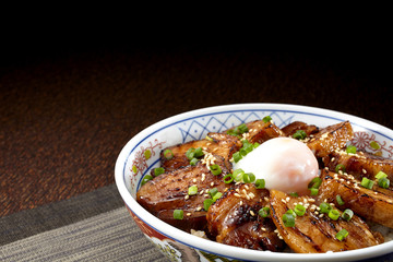 角煮丼　温泉卵のせ