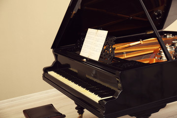 Fototapeta premium Beautiful black piano in the light room