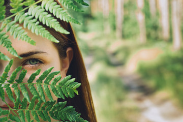 Naklejka premium Portret Młodego Szczęśliwego Piękna Czerwonej Włosy Dziewczyny Kobiety Trzyma Fer