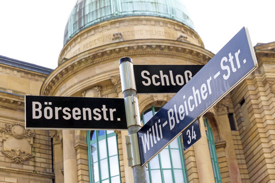 B&ouml;rsenstra&szlig;e in Stuttgart - Im Hintergrund das Haus der Wirtschaft