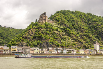 Fototapeta na wymiar Frachtschiff passiert die Burg Katz und das Städtchen St. Goarshausen am Rhein