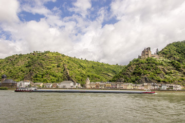 Fototapeta na wymiar Frachtschiff am Rhein bei St. Goarshausen und Burg Katz